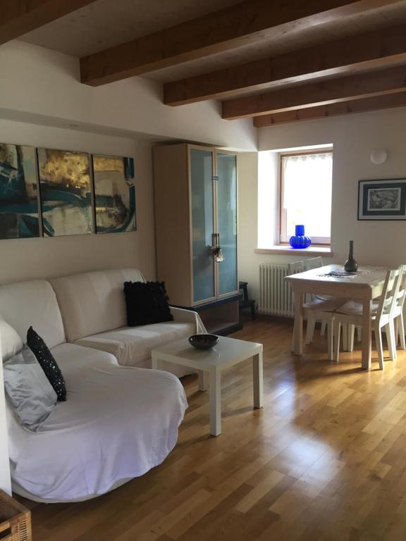 een woonkamer met een bank en een tafel bij Lausen Vil in Canale San Bovo