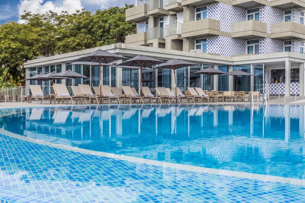 Bazén v ubytování Allegro Madeira - Adults Only nebo v jeho okolí