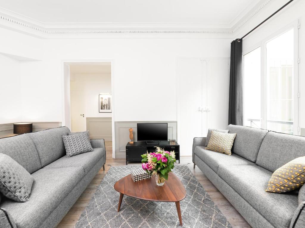 ein Wohnzimmer mit 2 Sofas und einem Couchtisch in der Unterkunft LivinParis - Luxury 4 Bedrooms Opera I in Paris