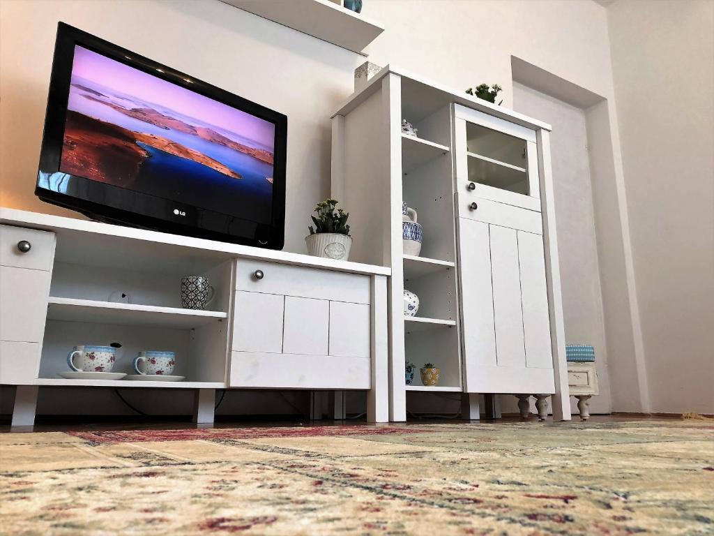 een woonkamer met een tv op een wit entertainmentcentrum bij Apartment Ilija in Zadar