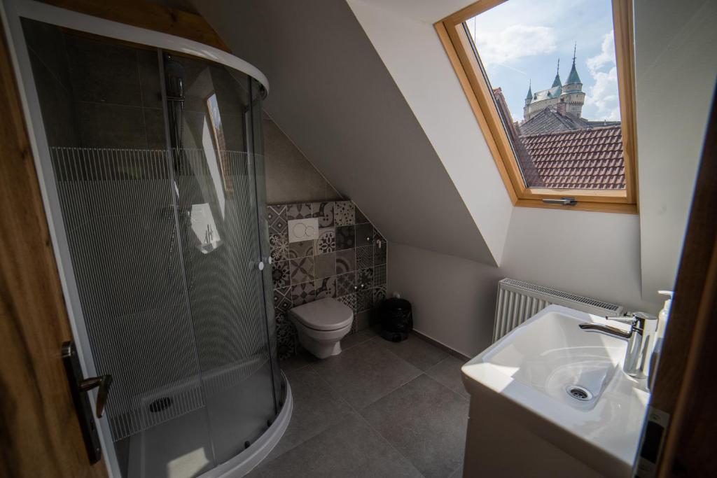 un bagno con doccia, WC e lavandino di Ubytovanie Alej Bojnice a Bojnice