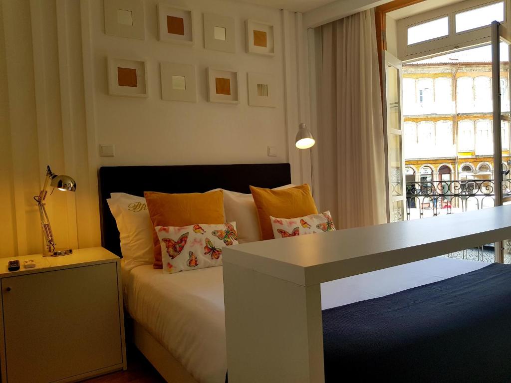Postel nebo postele na pokoji v ubytování Bellu Suites