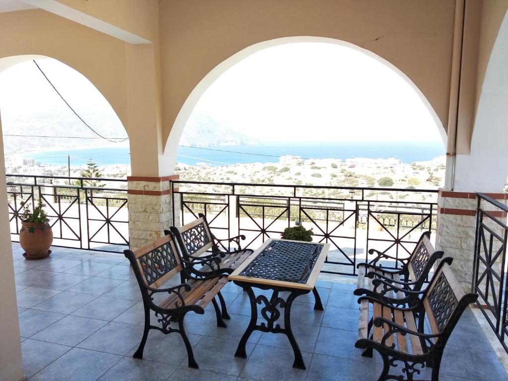 カルパトスにあるAnthi's viewの景色を望むバルコニー(テーブル、椅子付)