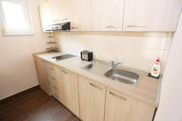 Kuchyňa alebo kuchynka v ubytovaní Apartmani Lili
