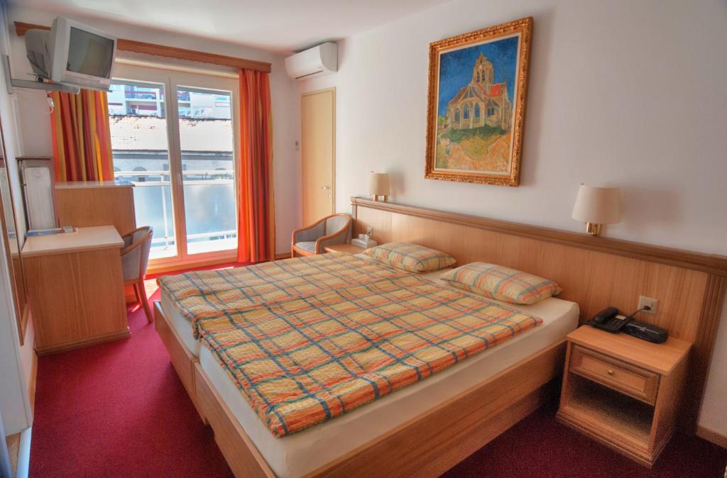 Postel nebo postele na pokoji v ubytování Hotel Dischma - FREE BUS AND TRAIN TICKET