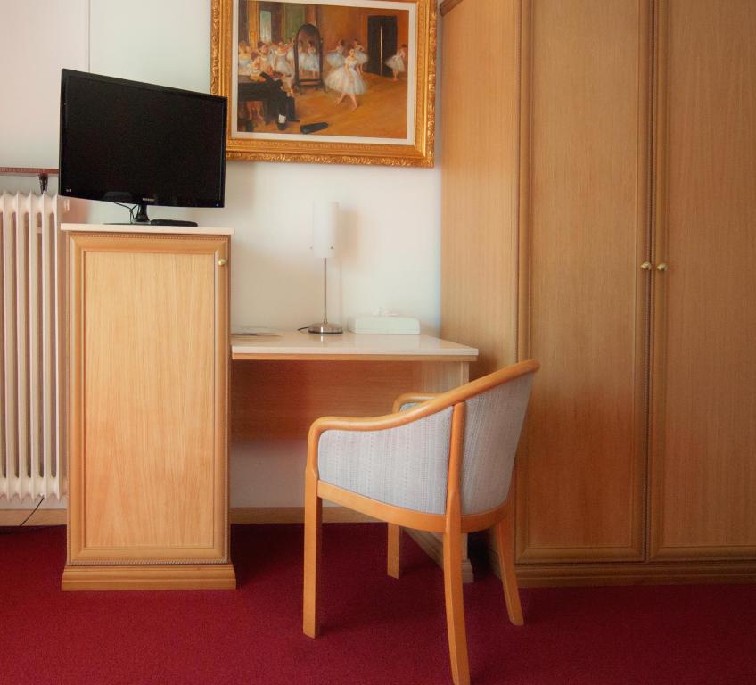 TV a/nebo společenská místnost v ubytování Hotel Dischma - FREE BUS AND TRAIN TICKET