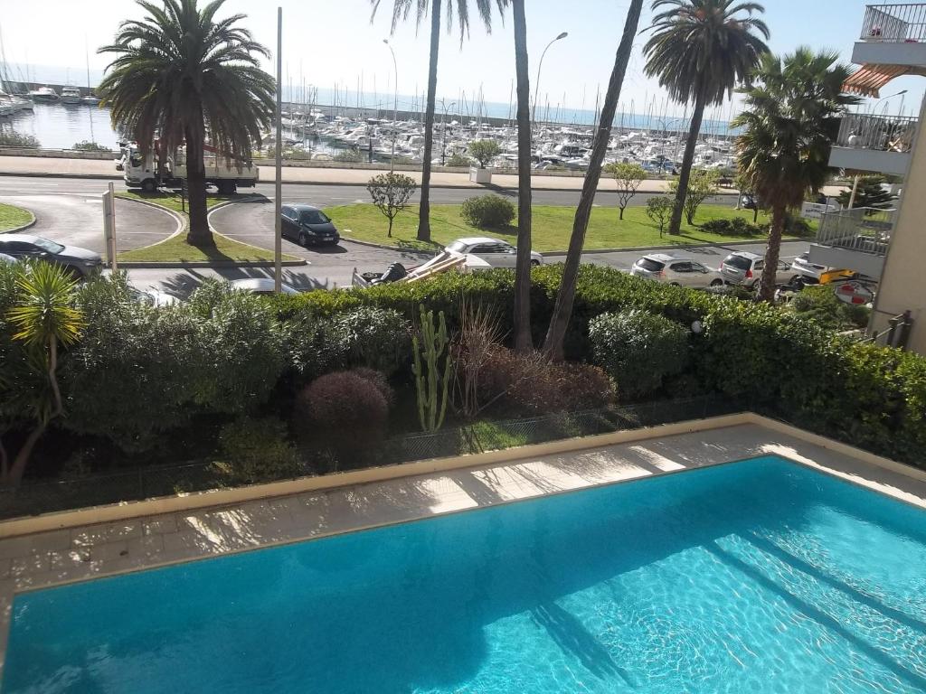 Πισίνα στο ή κοντά στο Appartement Front de Mer avec Piscine