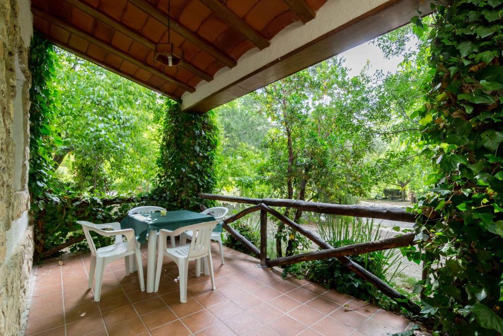 A garden outside Casas Rurales Los Enebros Nerpio
