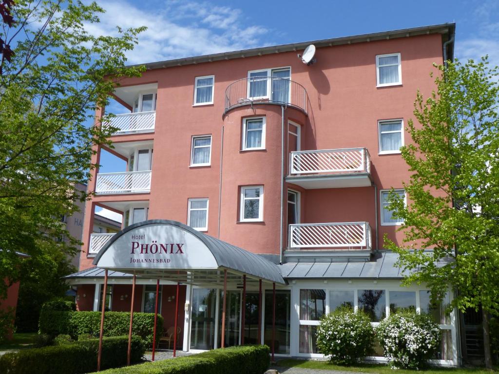 un edificio rosa con un cartel que dice fénix en Johannesbad Hotel Phönix, en Bad Füssing