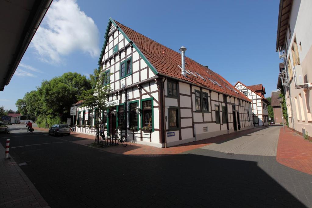 WesterkappelnにあるHotel Altes Gasthaus Schröerの通路側の建物