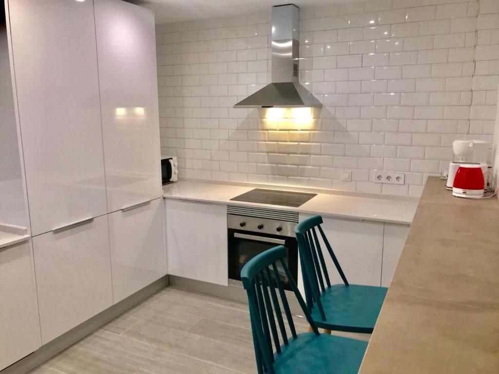 Kuchyň nebo kuchyňský kout v ubytování Lujoso duplex en la playa con vistas al mar