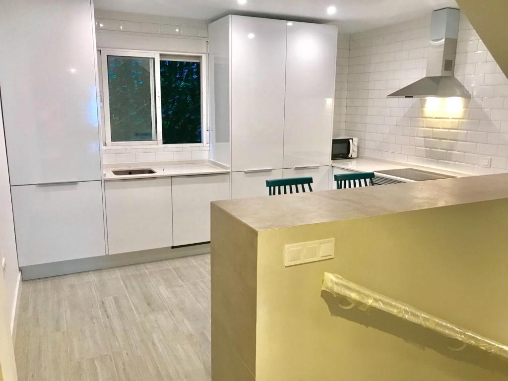 Kuchyň nebo kuchyňský kout v ubytování Lujoso duplex en la playa con vistas al mar