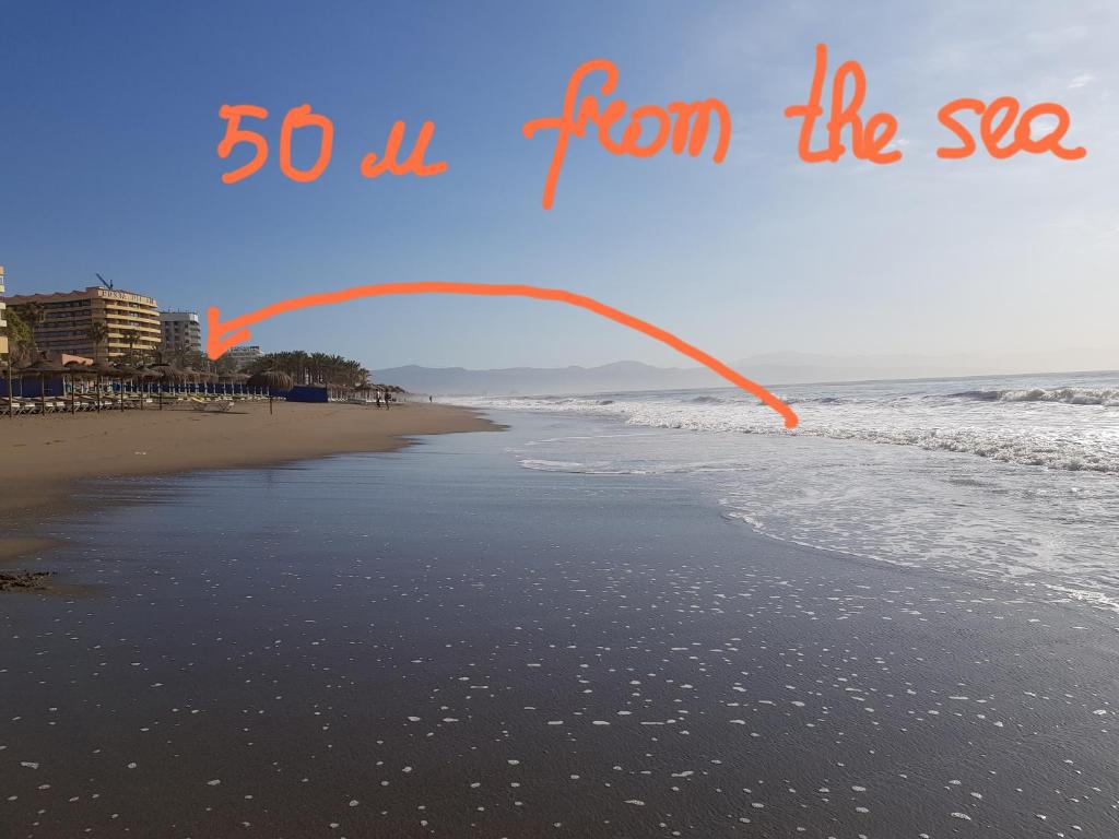 トレモリノスにあるLujoso duplex en la playa con vistas al marの海の言葉を交えた海岸の写真