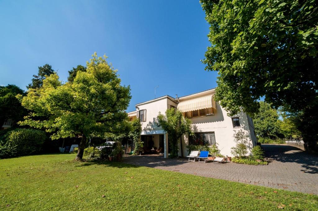una casa bianca con prato e alberi di Bed and Breakfast Miotto a Montegalda
