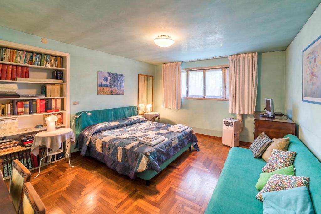 una camera con letto e divano di Bed and Breakfast Miotto a Montegalda