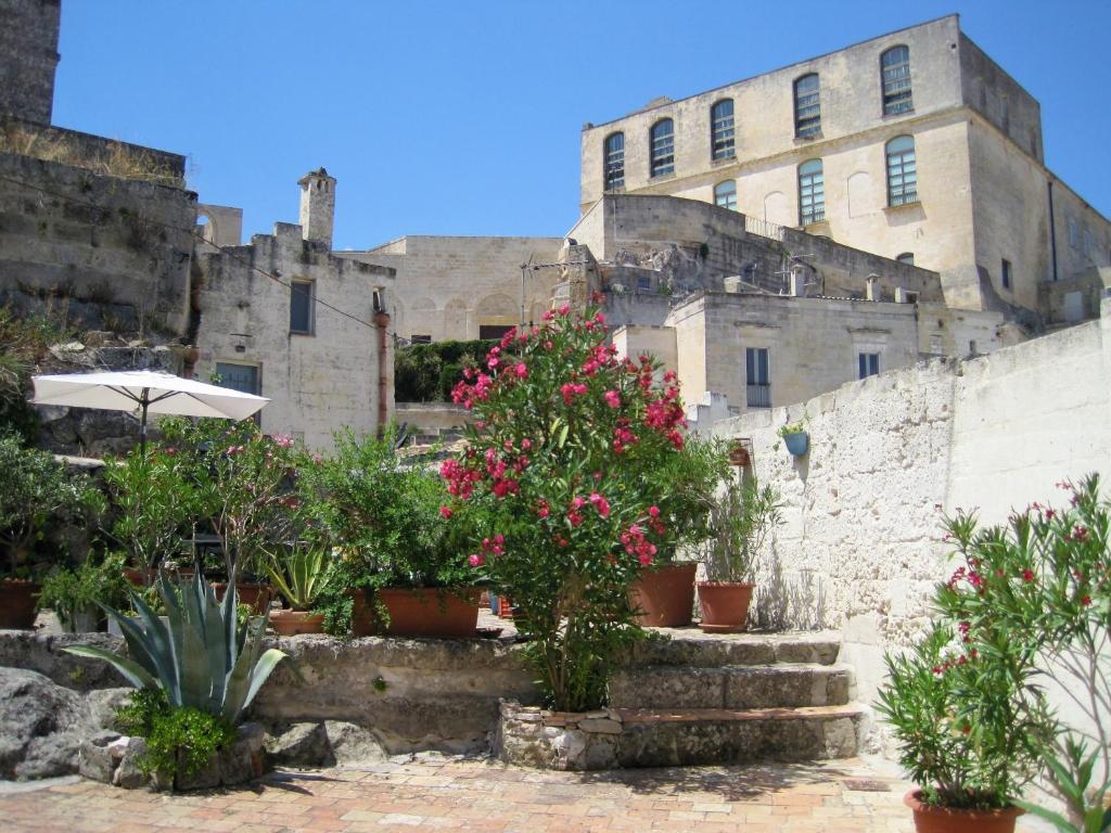 マテーラにあるIl Giardino Segretoの鉢植えの古い建物