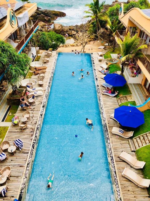 Bazén v ubytování Thaproban Pavilion Resort and Spa nebo v jeho okolí