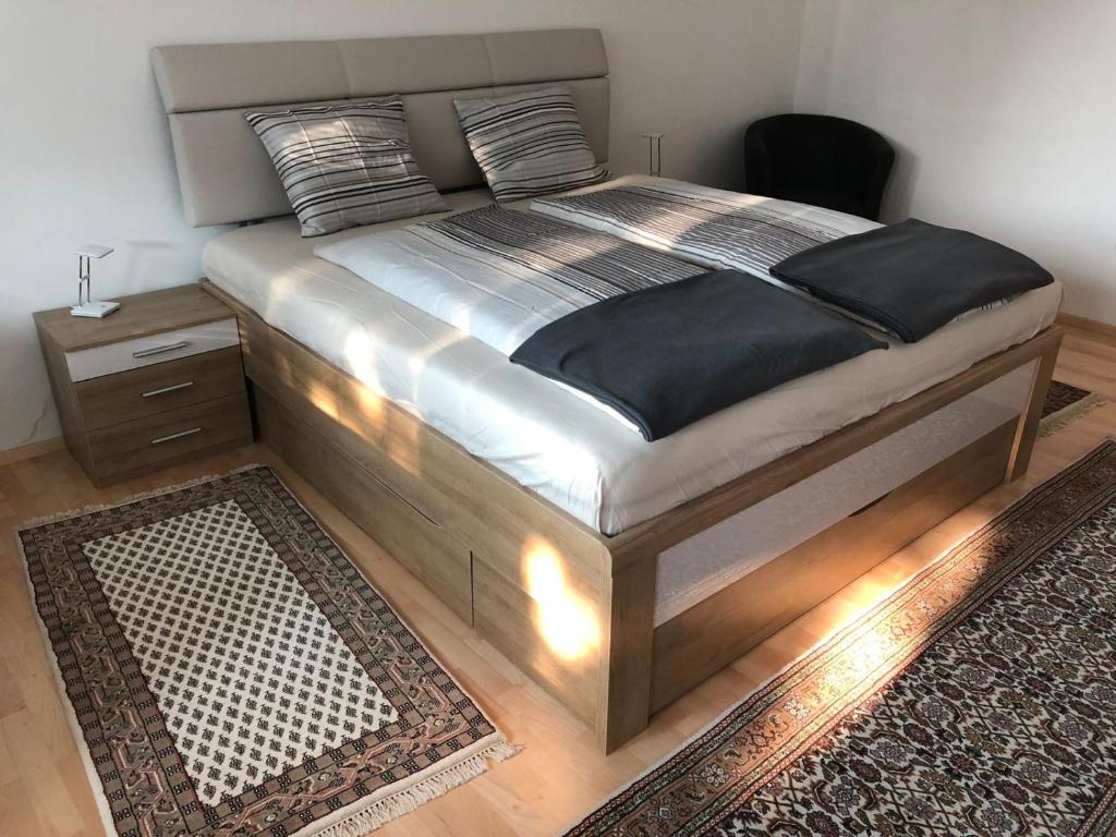 duże łóżko w pokoju z dywanem w obiekcie City Apartments Klinikum w mieście Klagenfurt