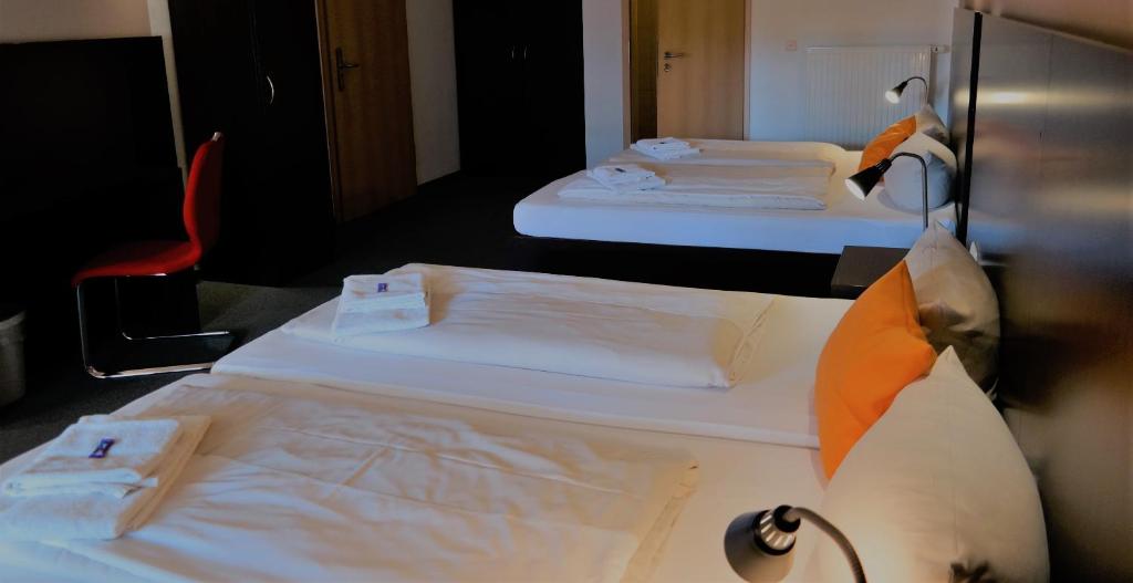 Postel nebo postele na pokoji v ubytování GS Hotel Mindelheim