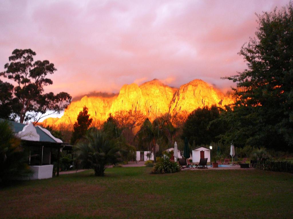 Blick auf eine Bergkette mit Sonnenuntergang in der Unterkunft Orange-Ville Lodge & Guesthouse in Stellenbosch