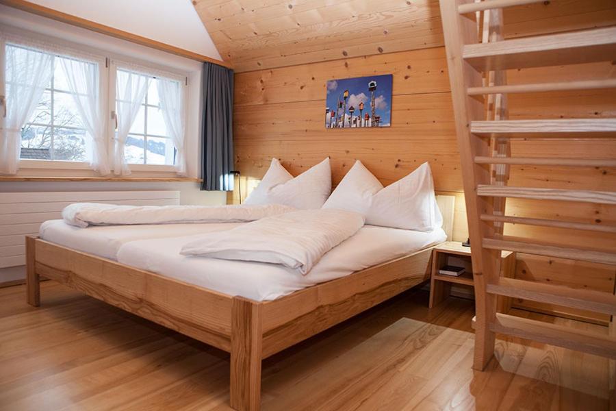 1 dormitorio con 1 cama en una habitación de madera en Gasthaus Löwen, en Hemberg