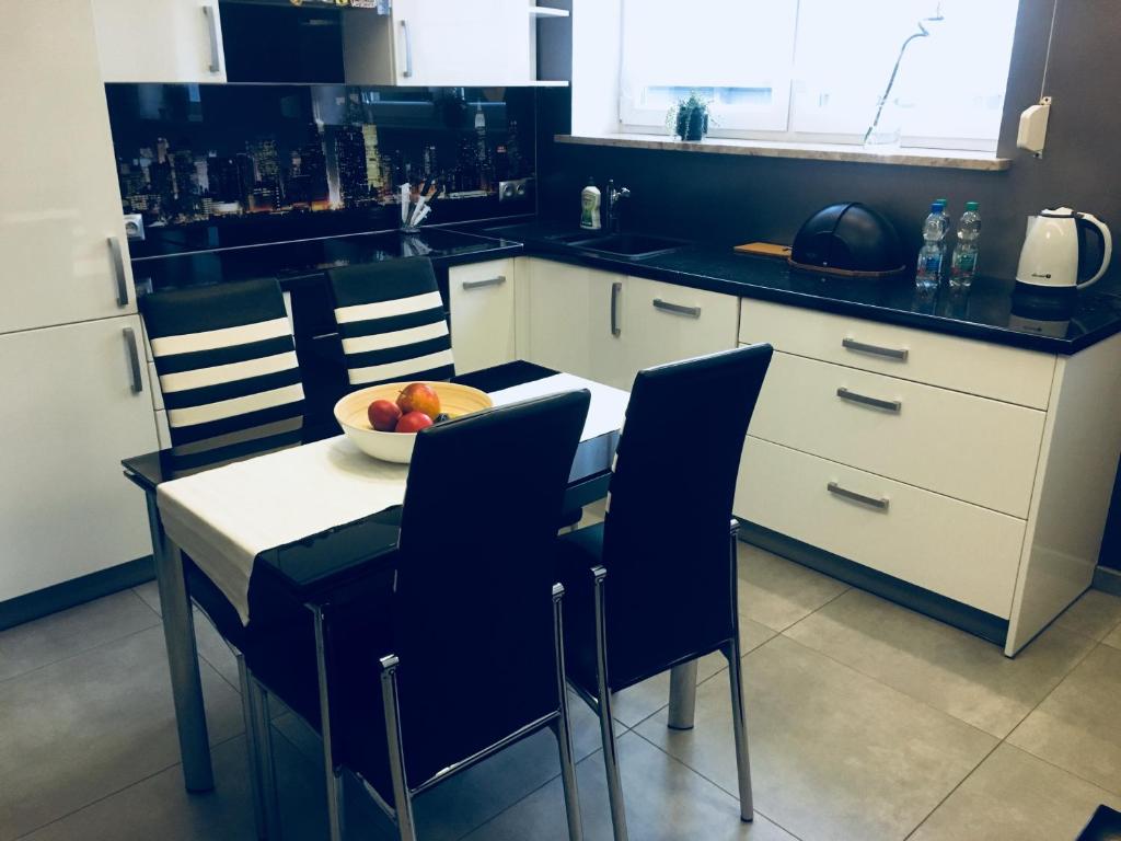 Kuchyňa alebo kuchynka v ubytovaní Apartament Ala