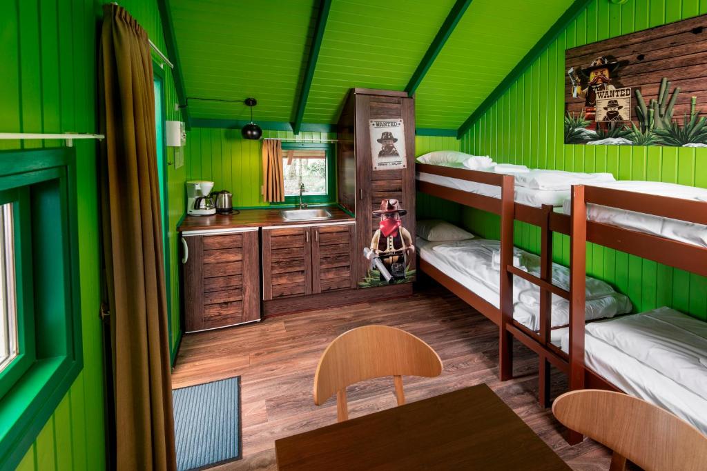 Postel nebo postele na pokoji v ubytování LEGOLAND Wilderness Barrels & Cabins