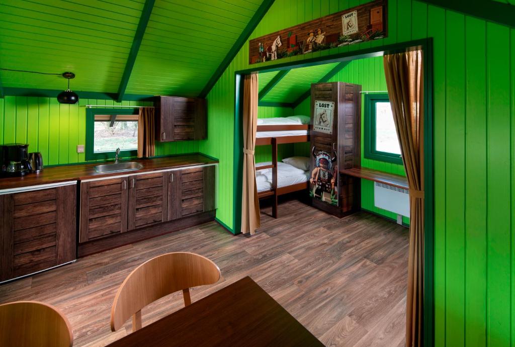 Kuchyň nebo kuchyňský kout v ubytování LEGOLAND Wilderness Barrels & Cabins