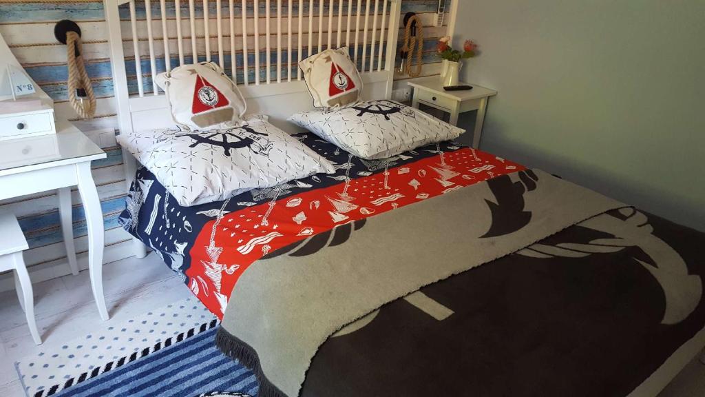 ヤストシェンビャ・グラにあるApartament LAZURのベッドルーム1室(毛布、枕付)