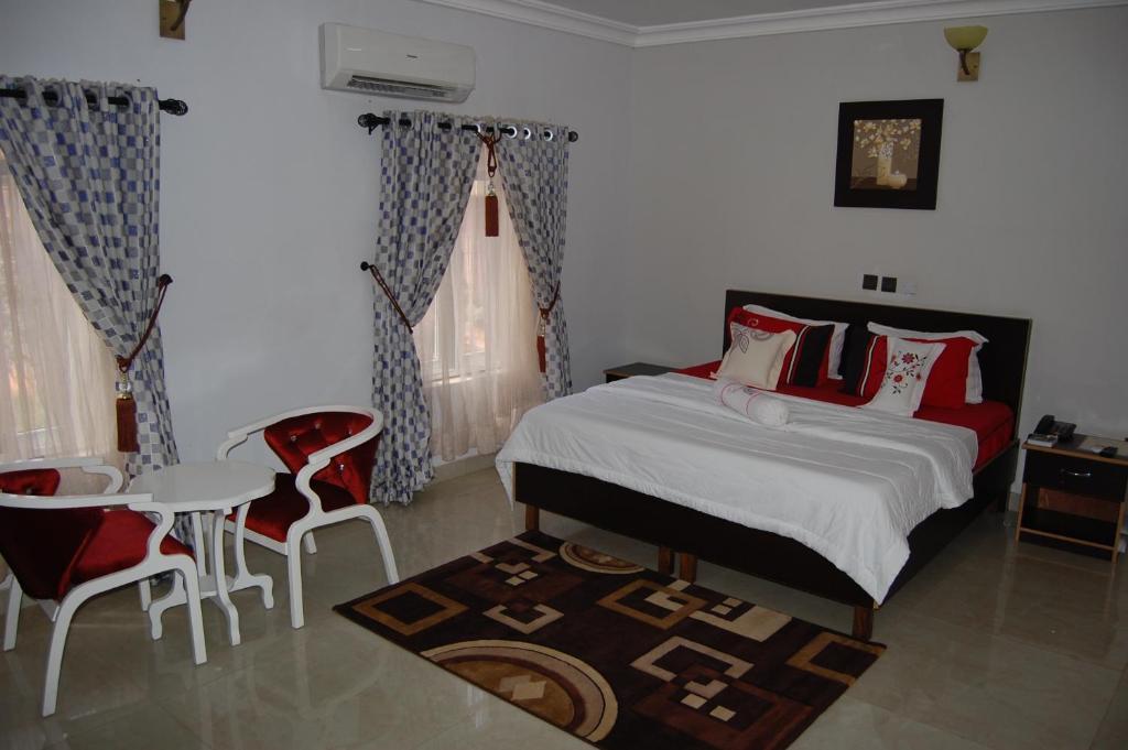 Postel nebo postele na pokoji v ubytování Nue-Crest Hotels & Suites