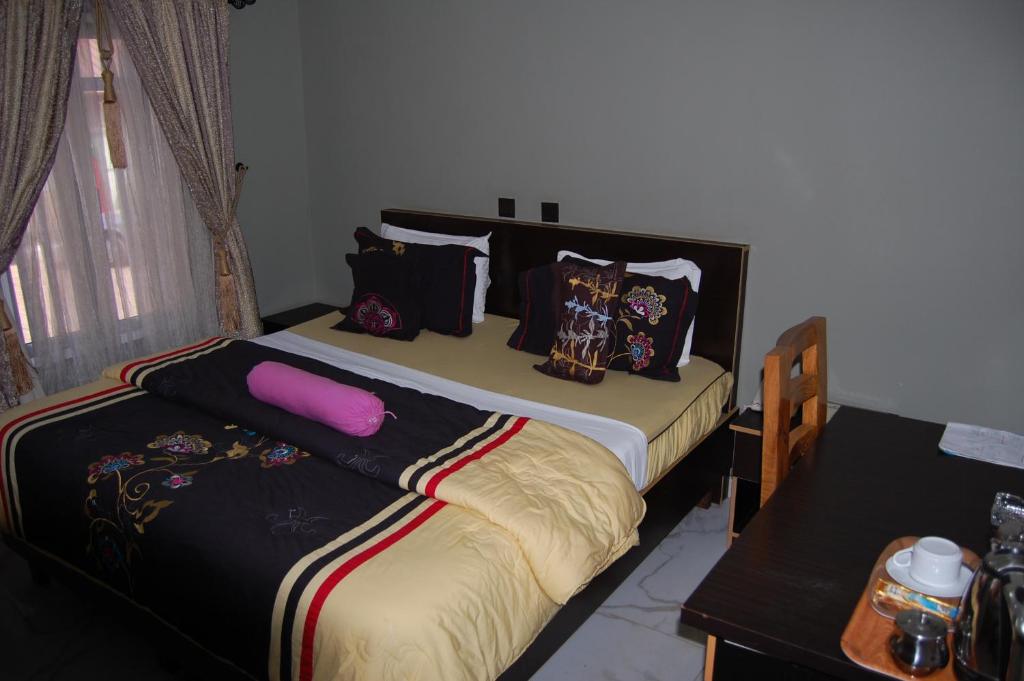 Postel nebo postele na pokoji v ubytování Nue-Crest Hotels & Suites