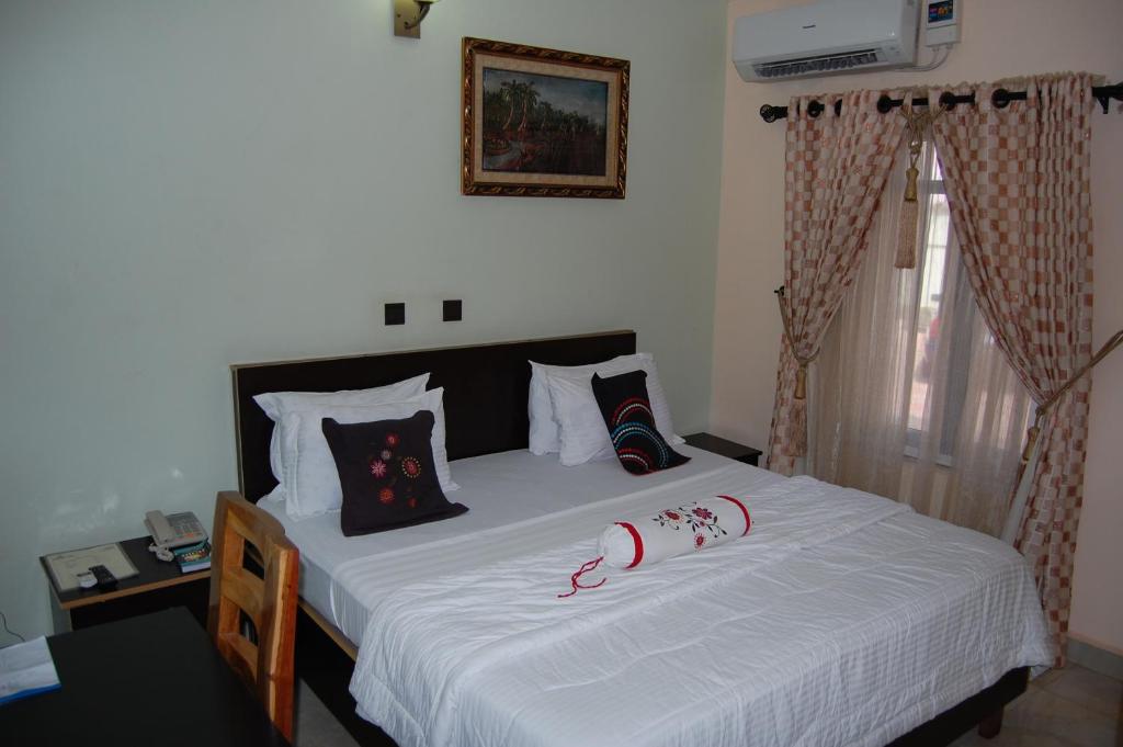 Postel nebo postele na pokoji v ubytování Nue-Crest Hotels & Suites