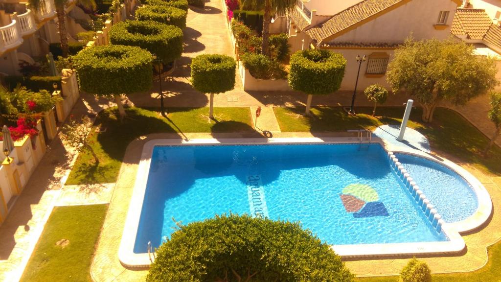einen Blick über den Pool im Garten in der Unterkunft Apartament Paula in Cabo Roig