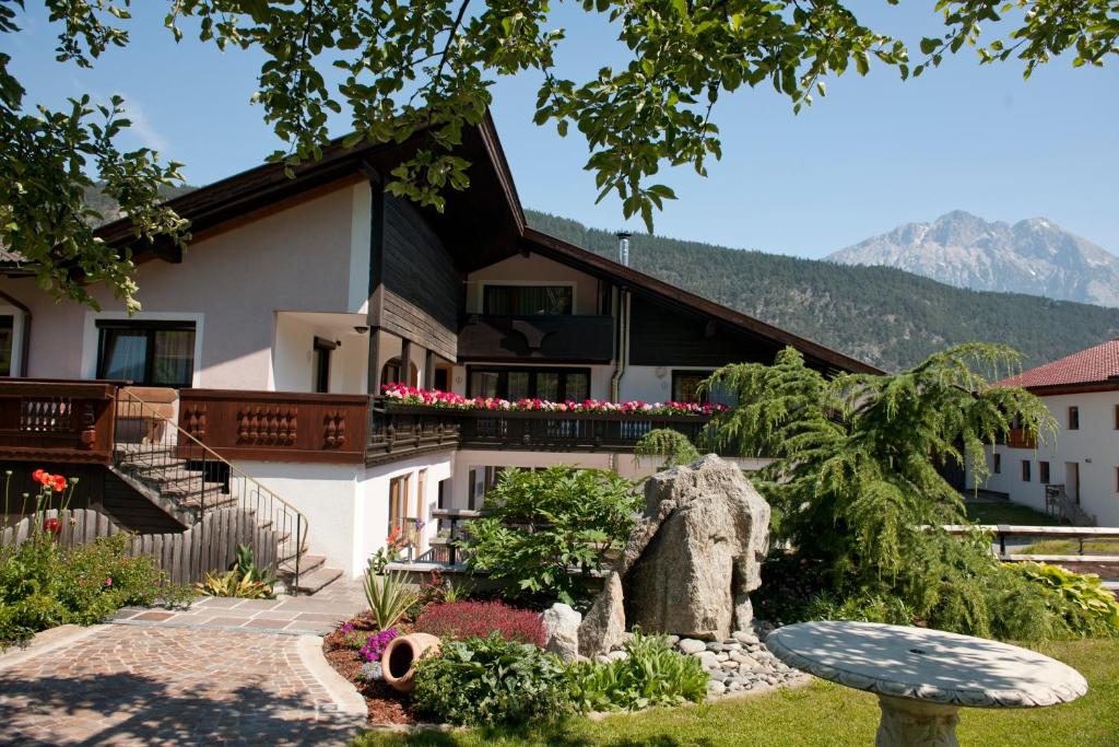 Nespecifikovaný výhled na hory nebo výhled na hory při pohledu z hotelu