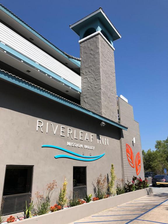 una señal en el lateral de un edificio en Riverleaf Inn Mission Valley, en San Diego