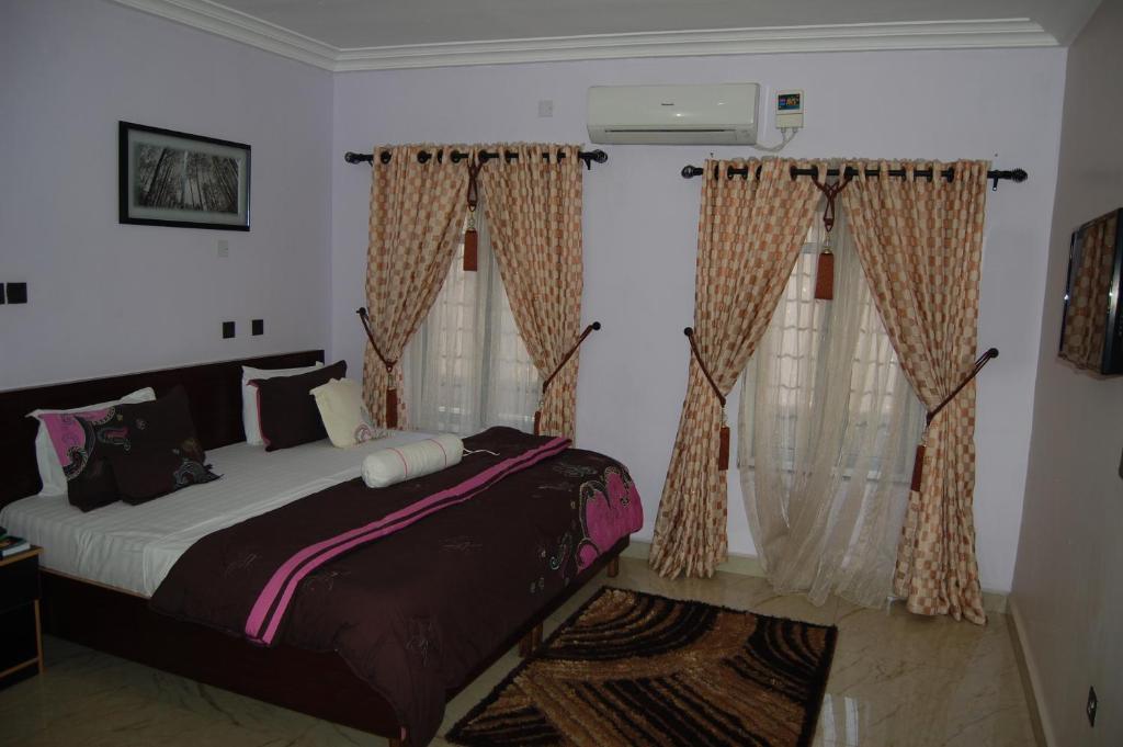 Postel nebo postele na pokoji v ubytování Nue-Crest Hotels & Suites