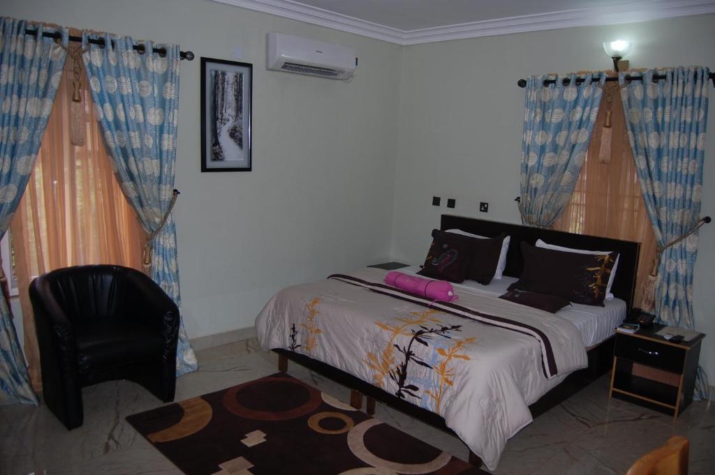 Postel nebo postele na pokoji v ubytování Nue-Crest Hotels & Suites