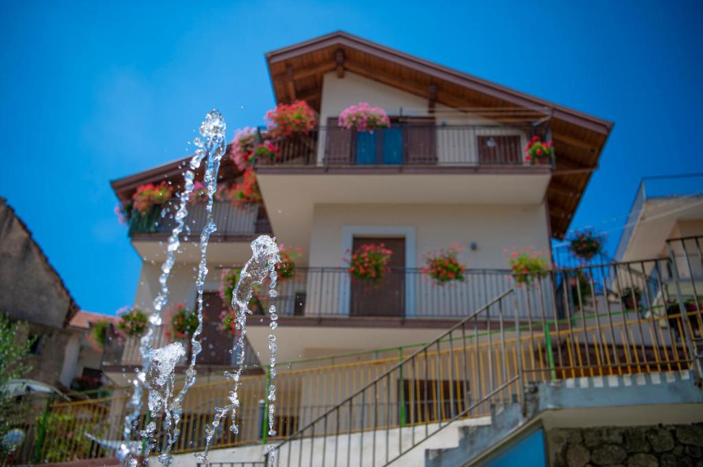 un bâtiment avec une fontaine devant lui dans l'établissement Angolo Fiorito, à Agerola