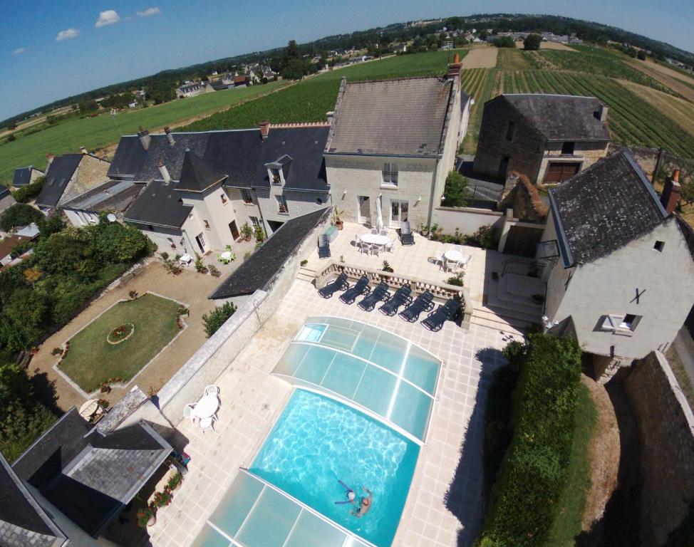 - une vue aérienne sur une maison avec une piscine dans l'établissement La Bonne Note, à Chinon