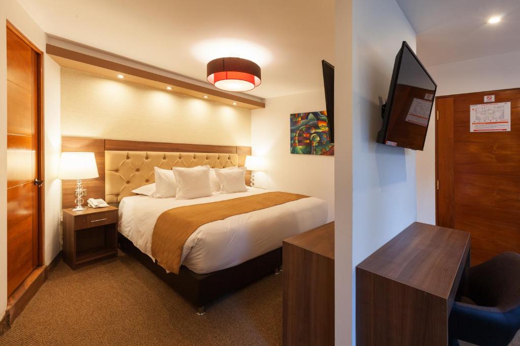 Postel nebo postele na pokoji v ubytování Inti Punku Machupicchu Hotel & Suites