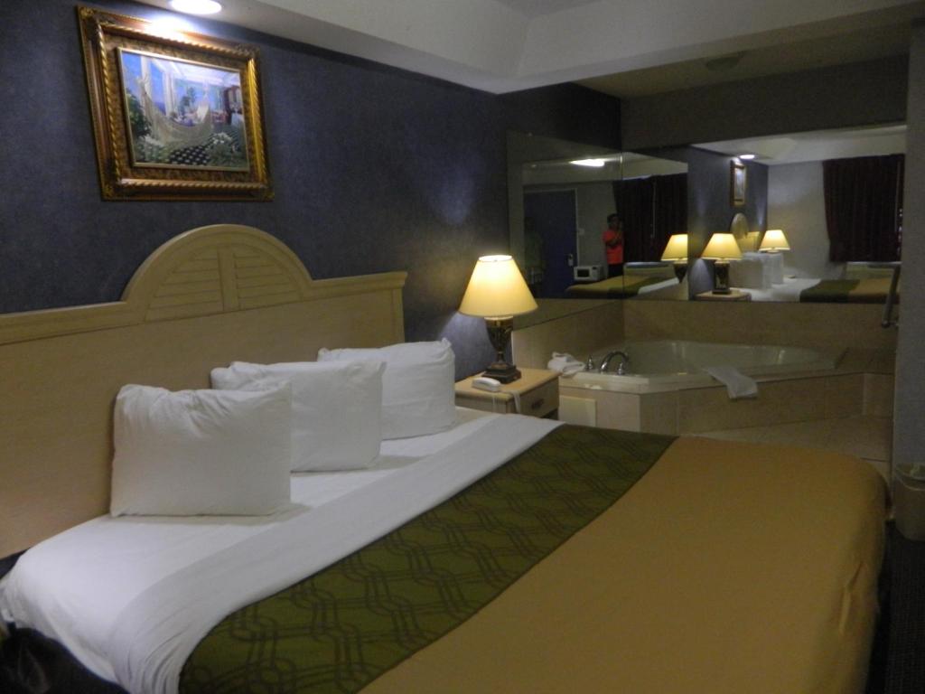 Postel nebo postele na pokoji v ubytování Village Inn & Suites - Smithville