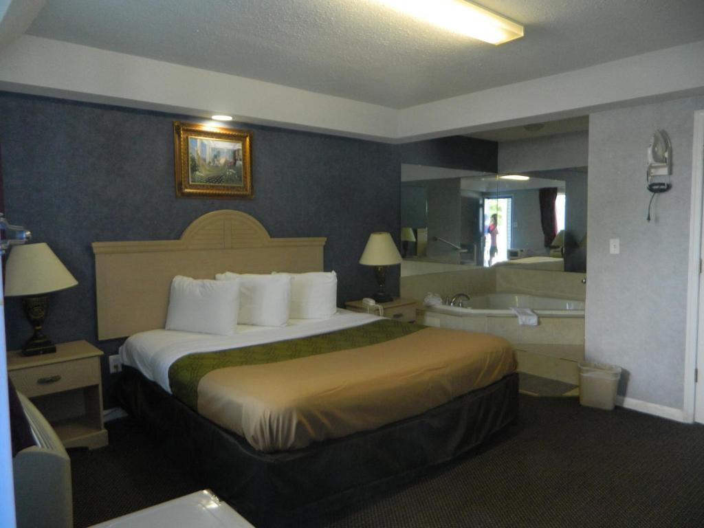Postel nebo postele na pokoji v ubytování Village Inn & Suites - Smithville