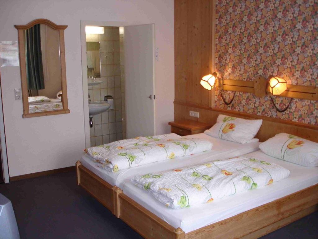 Postel nebo postele na pokoji v ubytování Hotel Bürgerhof