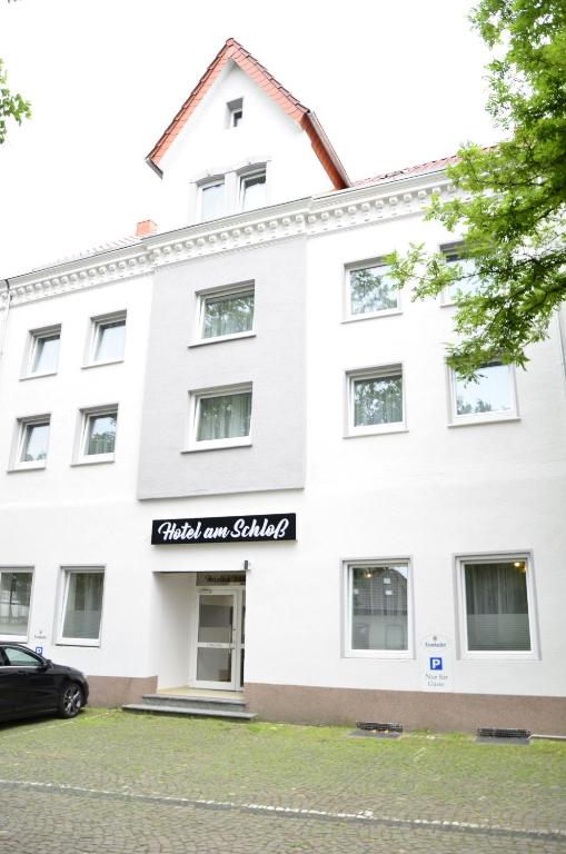 un edificio blanco con un cartel que lee el primer estudio de arte en Hotel am Schloss en Paderborn