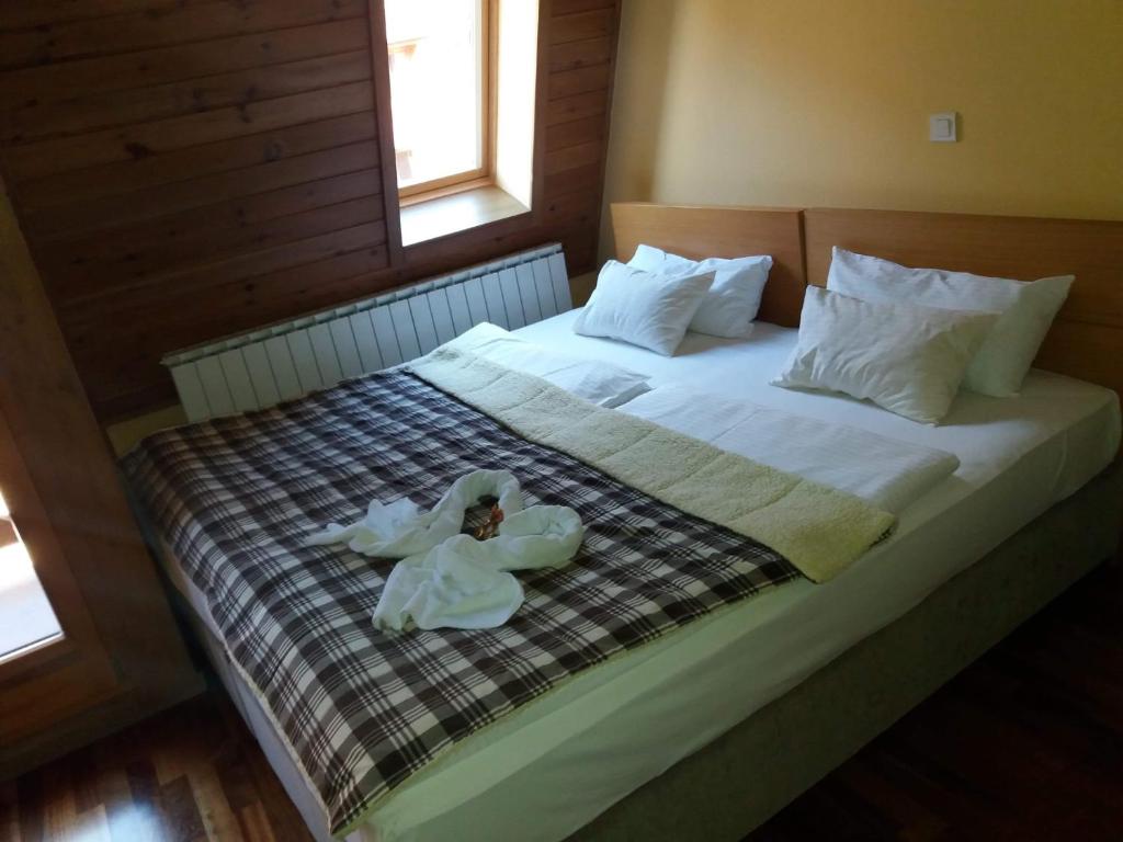 un bambino piccolo che giace su un letto in una camera da letto di Apartment 311 Aparthotel Vučko Jahorina a Jahorina