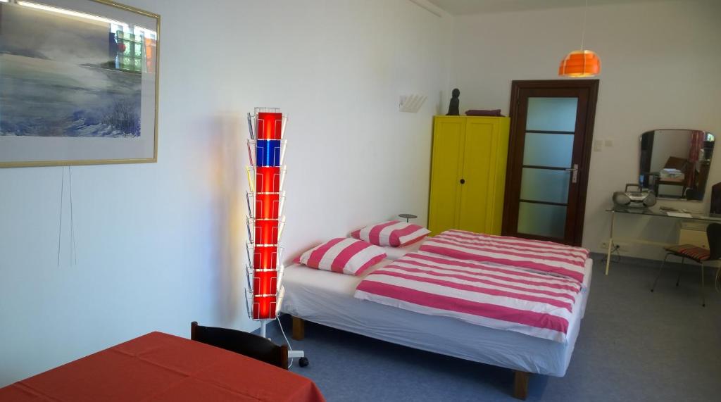 ein Schlafzimmer mit einem Bett und einem gelben Schrank in der Unterkunft B&B Oostende in Ostende