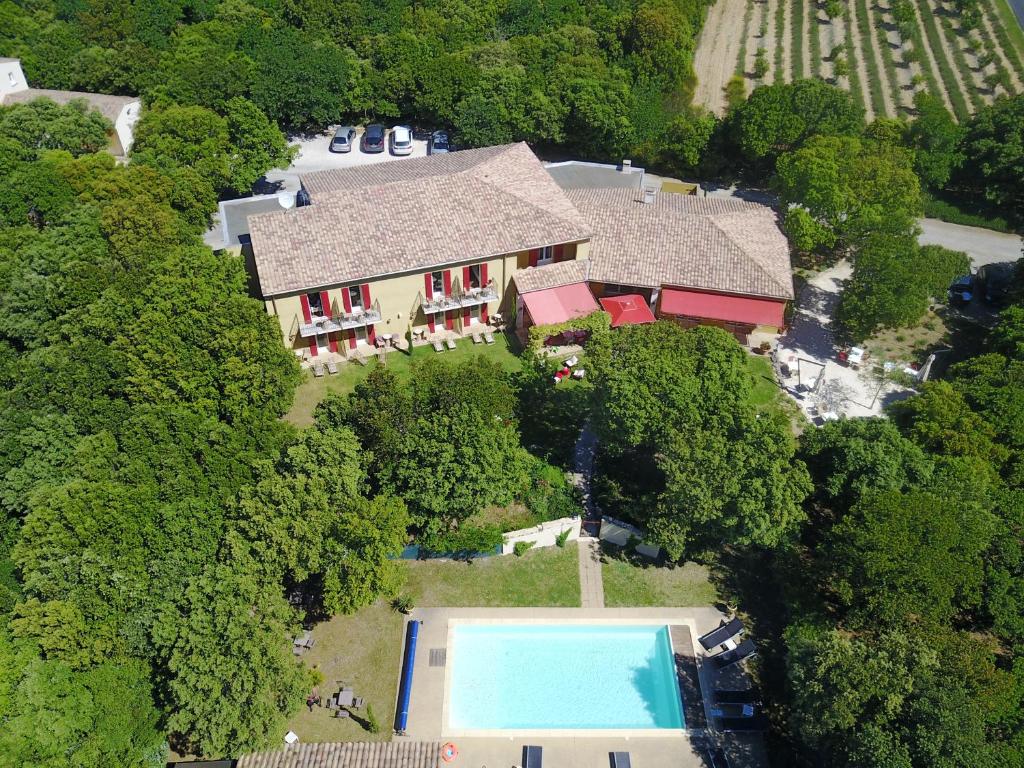 Bazén v ubytování Logis Hôtel La Bastide De Grignan & Restaurant "La Chênaie" nebo v jeho okolí