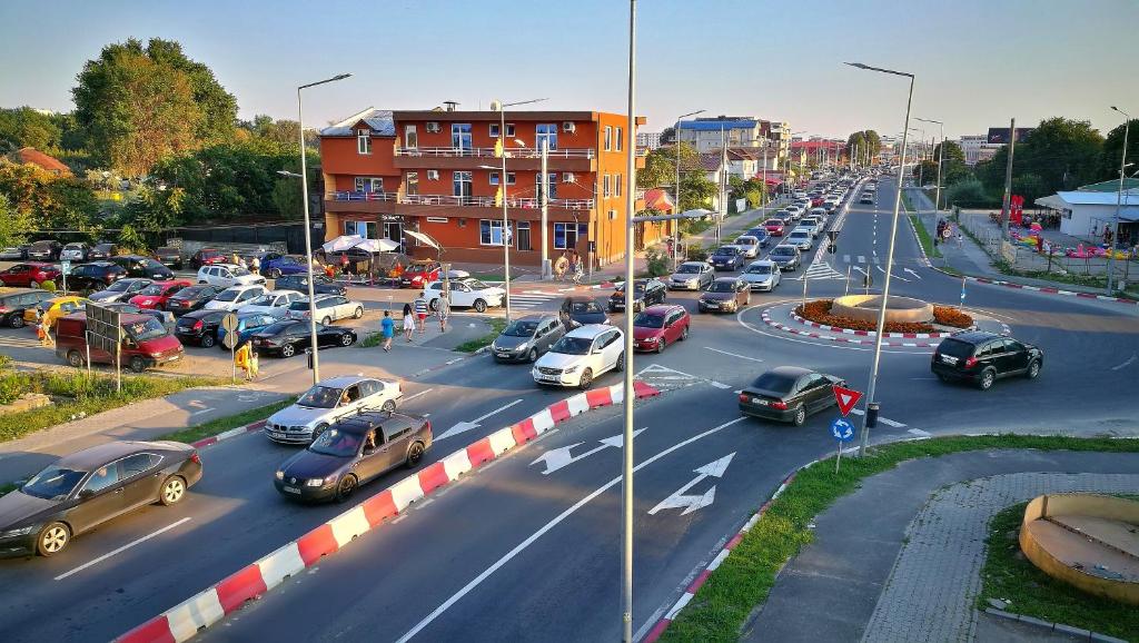 ruchliwa ulica miejska pełna samochodów w obiekcie Max - Mamaia Nord w mieście Năvodari