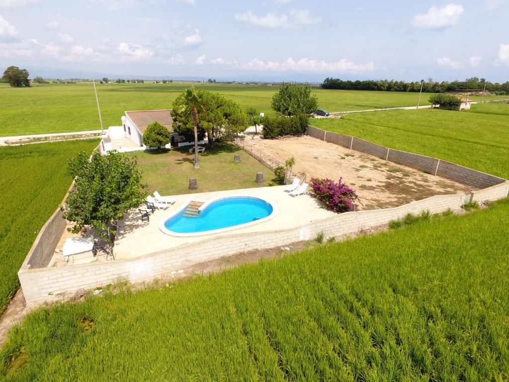 uma vista superior de uma piscina num campo em Chalet Garcia em Deltebre