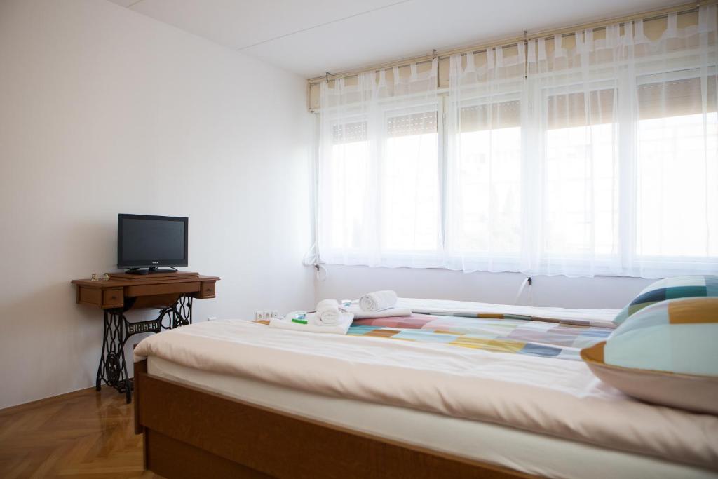 1 dormitorio con 1 cama, TV y ventana en Apartment Star, en Split